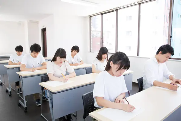 Jonge Aziatische Studenten Studeren Universiteit — Stockfoto