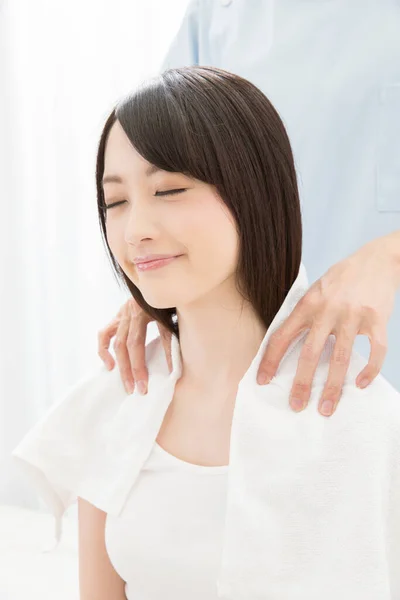 Jeune Femme Japonaise Faire Masser Dans Salon Beauté — Photo
