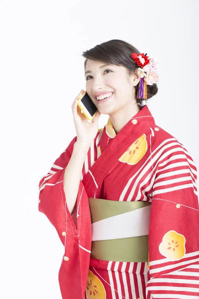 Jeune Femme Portant Des Vêtements Japonais Parlant Sur Smartphone — Photo