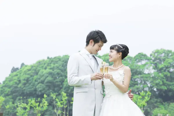 Щаслива Азіатська Весільна Пара Шампанським — стокове фото