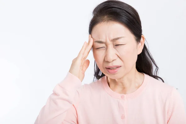 白い背景で孤立した頭痛に苦しむ高齢の女性 — ストック写真