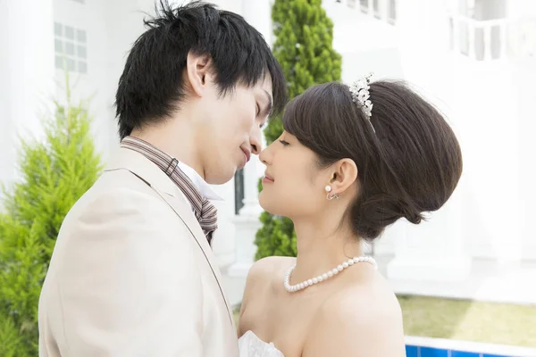 Porträt Der Schönen Glücklichen Jungen Asiatischen Hochzeitspaar Küsst Sich Freien — Stockfoto