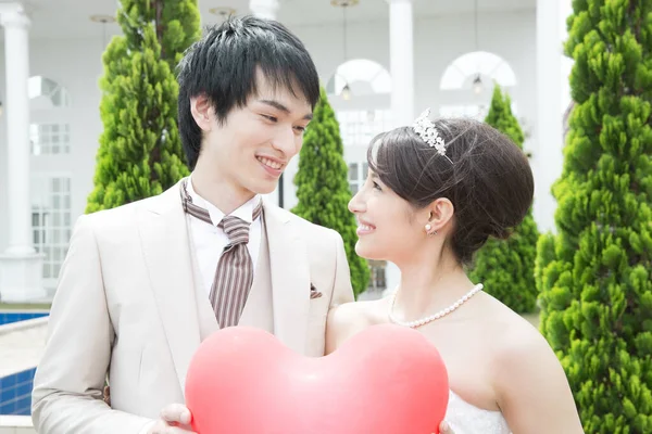 Vacker Glad Ung Bröllop Par Håller Rött Hjärta Tillsammans — Stockfoto