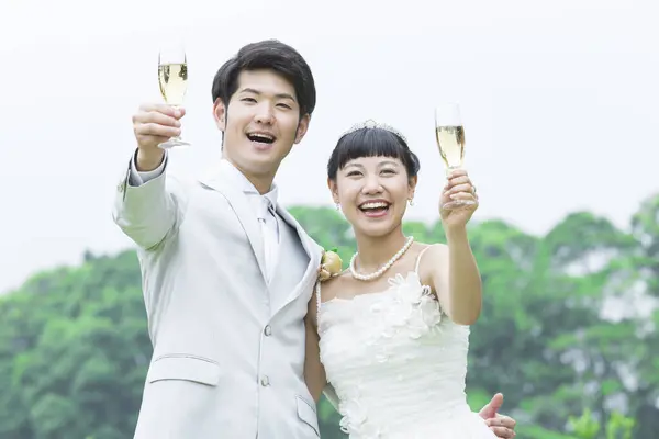 幸せなアジアの結婚式カップルとシャンパン — ストック写真