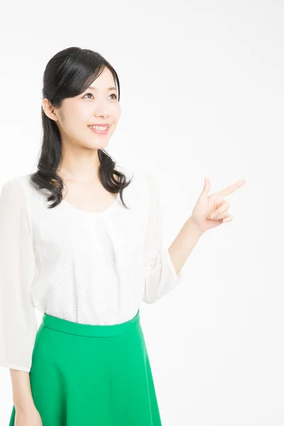 Mooi Japans Vrouw Tonen Iets Met Index Vinger Wit Achtergrond — Stockfoto