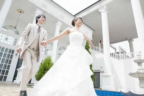 美丽快乐的亚洲年轻夫妇的肖像 — 图库照片