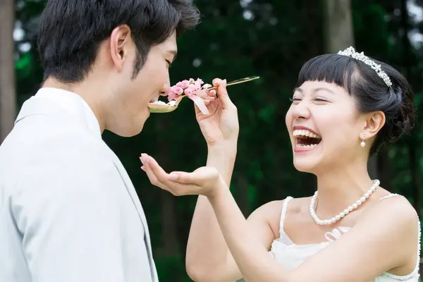 Casal Casamento Asiático Noiva Alimentando Noivo Com Bolo — Fotografia de Stock