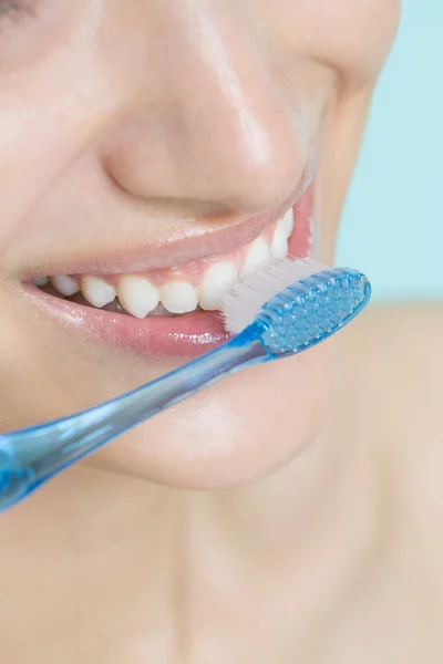 Junge Frau Beim Zähneputzen Auf Blauem Hintergrund — Stockfoto