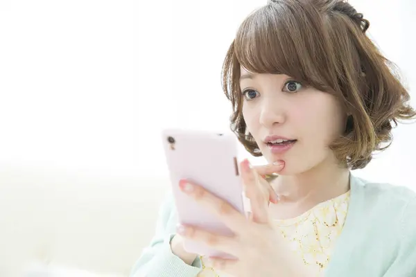 Mulher Asiática Usando Telefone Inteligente Casa — Fotografia de Stock
