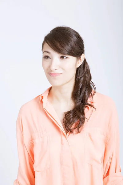 Schöne Japanerin Posiert Auf Weißem Hintergrund — Stockfoto