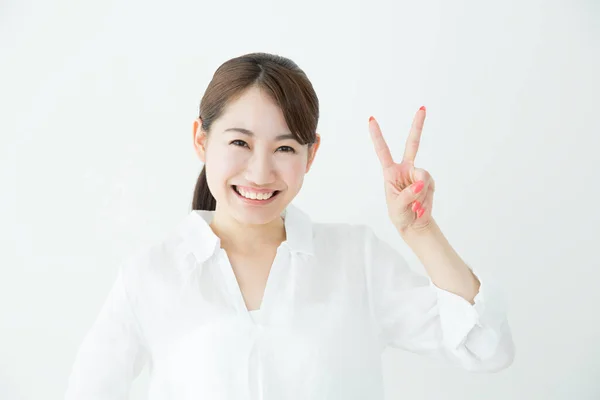 Bonita Empresária Japonesa Mostrando Gesto Vitória Fundo Branco — Fotografia de Stock