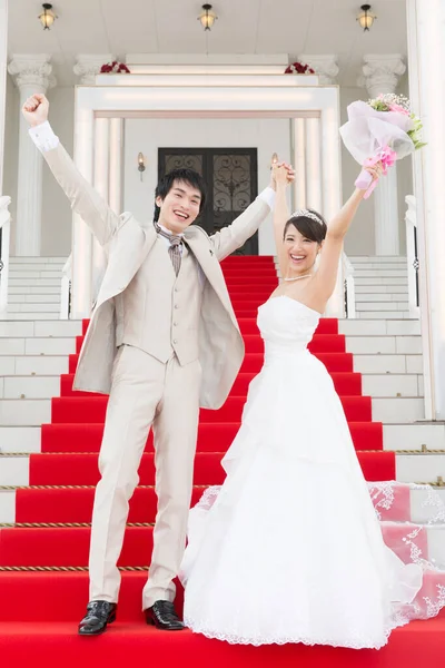 美しい幸せな若いアジアの結婚式カップルの肖像画 — ストック写真
