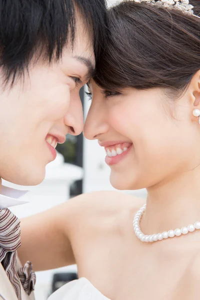 Retrato Bela Feliz Jovem Asiático Casamento Casal Beijos Livre — Fotografia de Stock