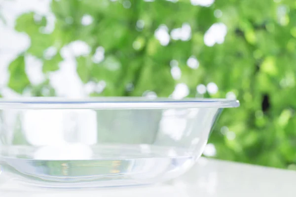 Γυάλινο Μπολ Καθαρό Νερό Λευκό Τραπέζι Στον Καλοκαιρινό Κήπο — Φωτογραφία Αρχείου