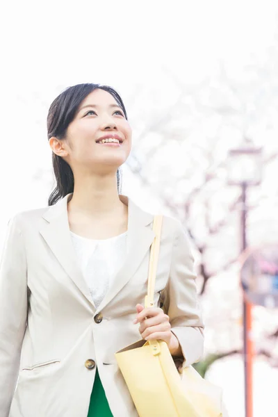 Bela Jovem Mulher Asiática Olhando Lado Andando Parque Primavera — Fotografia de Stock