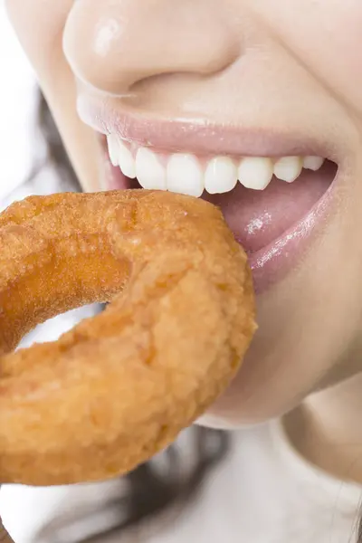 Jonge Vrouw Eten Donut Close Portret — Stockfoto