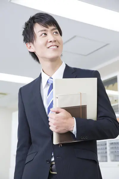 Hombre Negocios Con Carpetas Sonriendo Oficina — Foto de Stock