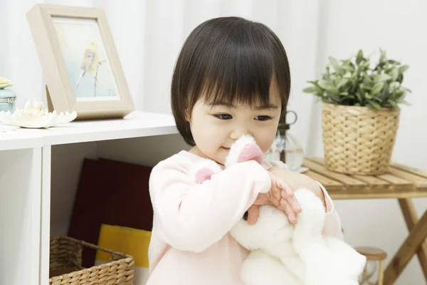 Asijské Dítě Hrát Králičí Hračkou — Stock fotografie