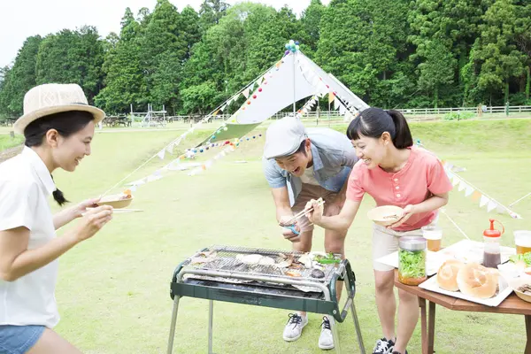 Mutlu Japon dostları doğada barbekü yapmayı seviyor.