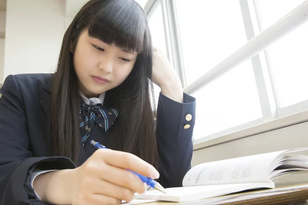 Vacker Japansk Tonåring Flicka Studerar Klassrummet — Stockfoto