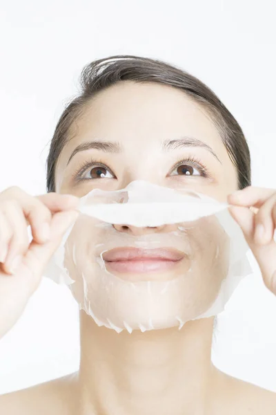 Mujer Asiática Joven Quitándose Máscara Sábana Blanca Concepto Cuidado Piel —  Fotos de Stock