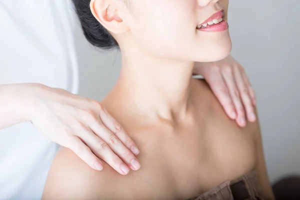 Beautiful Japanese Woman Getting Acupuncture Treatment Beauty Spa — Stock Photo, Image