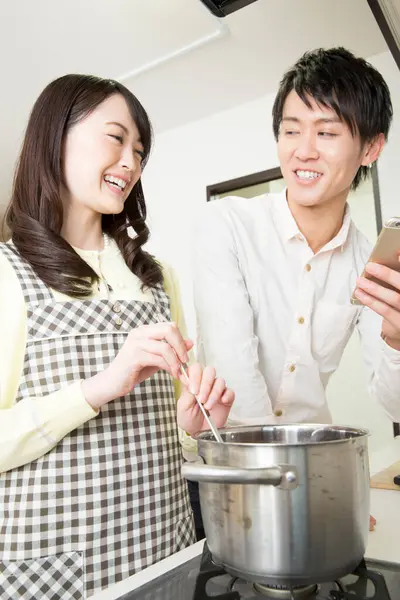 Молодая Азиатская Пара Готовит Вместе Кухне — стоковое фото
