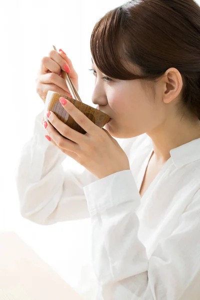 Молода Японка Їсть Паличками — стокове фото