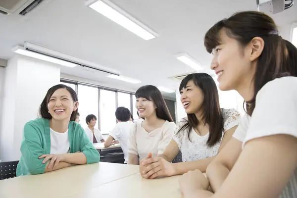 Japanilaiset Opiskelijat Työskentelevät Ryhmässä Oppitunnin Aikana Tiimityön Käsite — kuvapankkivalokuva