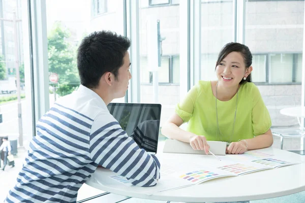 Asiáticos Jovens Empresários Durante Reunião Escritório — Fotografia de Stock