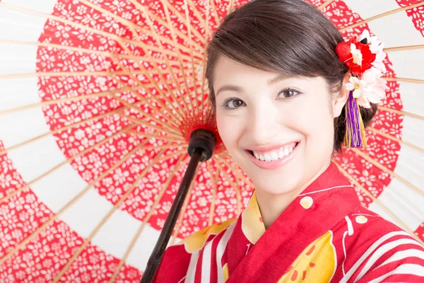 穿着红色雨伞和服的美丽的日本女人的肖像 — 图库照片