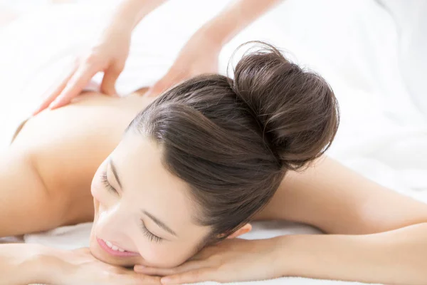 Joven Mujer Japonesa Disfrutando Masaje Espalda Concepto Belleza Spa —  Fotos de Stock