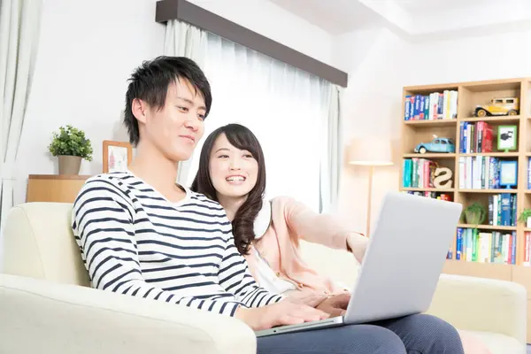 Mutlu Asyalı Çift Evde Dizüstü Bilgisayar Kullanıyor — Stok fotoğraf