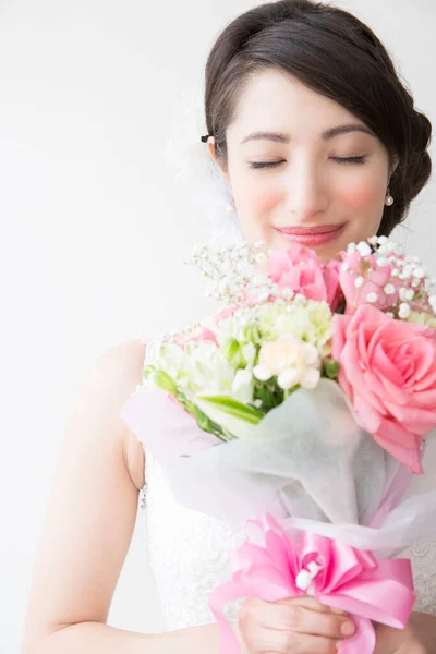 Krásná Asijská Nevěsta Kyticí Květin — Stock fotografie