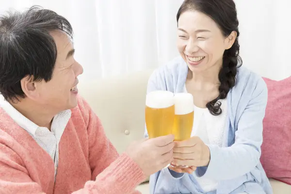 Asiático Casal Com Copos Cerveja — Fotografia de Stock