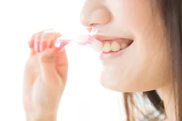Ung Asiatisk Kvinna Borsta Tänderna Närbild — Stockfoto