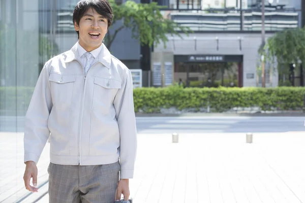 Pohledný Profesionální Japonský Podnikatel Držící Kufřík Kráčející Ulici — Stock fotografie