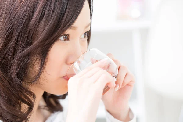 Młoda Japonka Pijąca Herbatę Szklanego Kubka Domu — Zdjęcie stockowe