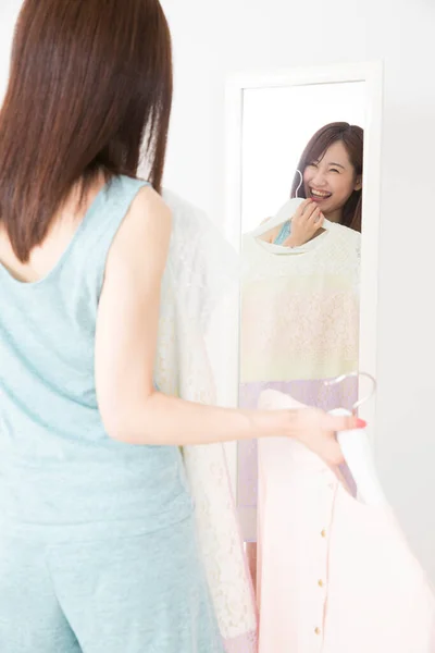 Glad Asiatisk Kvinna Välja Kläder Hemma — Stockfoto