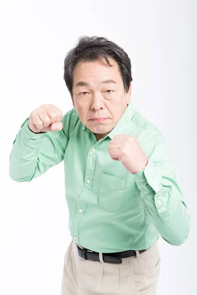 Azji Senior Człowiek Pięści Górę Gotowy Walki Odizolowany Biały — Zdjęcie stockowe