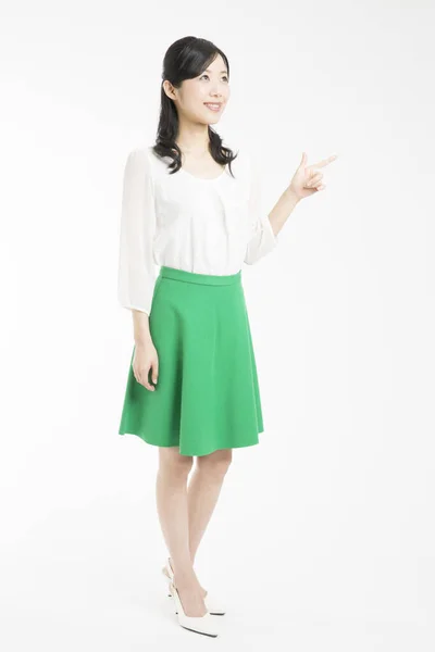 Bella Donna Giapponese Che Mostra Qualcosa Con Indice Sfondo Bianco — Foto Stock