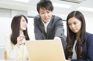 Ofiste çalışan iş adamları. Sabah toplantısı konsepti