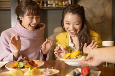 Kadınlar kahvaltının tadını çıkarıyor.