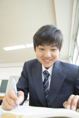 Sınıfta okuyan Japon öğrencinin portresi.