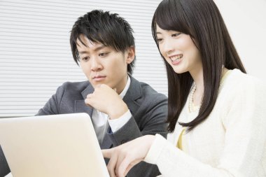 Ofiste çalışan iş adamları. Sabah toplantısı konsepti