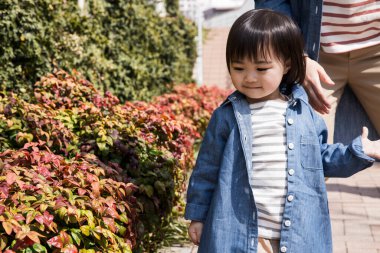 Parkta yürüyen Asyalı kız.