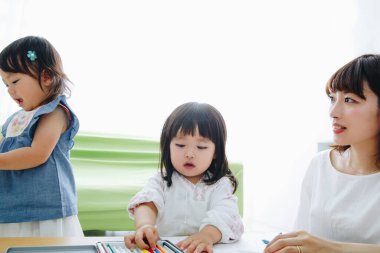 Masada kadın ve çocuklar çizim yapıyor.