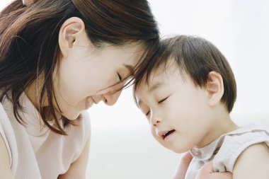 Anne oğluyla birlikte evde. 