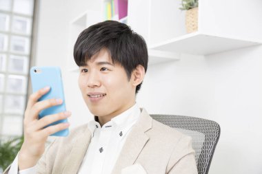 Asya adam akıllı telefon kullanma office 