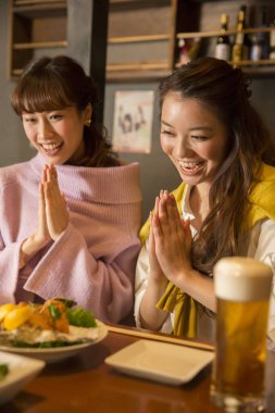 Bira içen genç Asyalı kadınlar